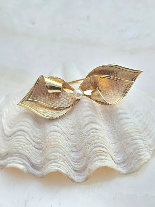 Vintažinė aukso spalvos sagė bantukas