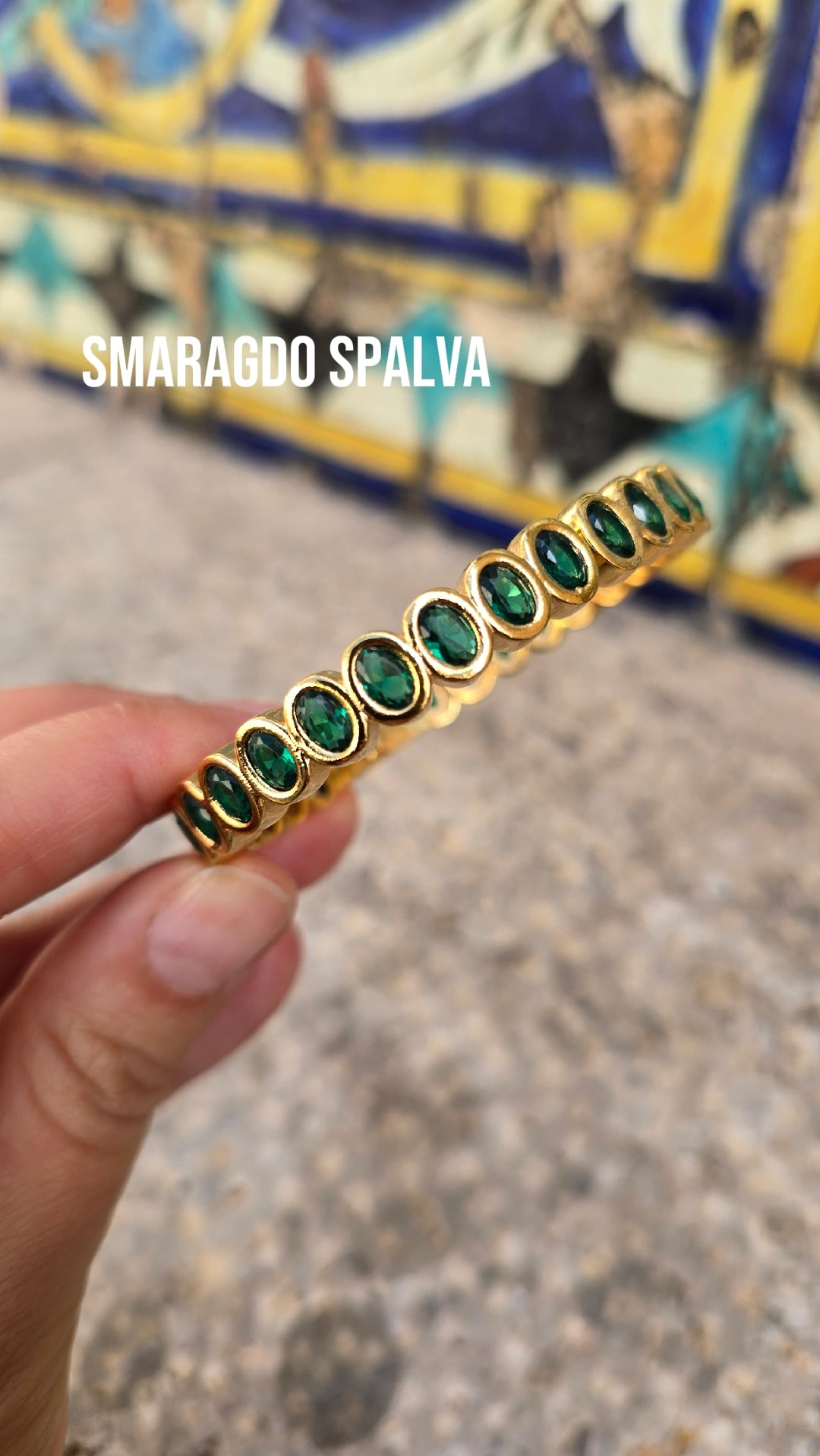 Aukso spalvos apyrankė su stiklo kristalais