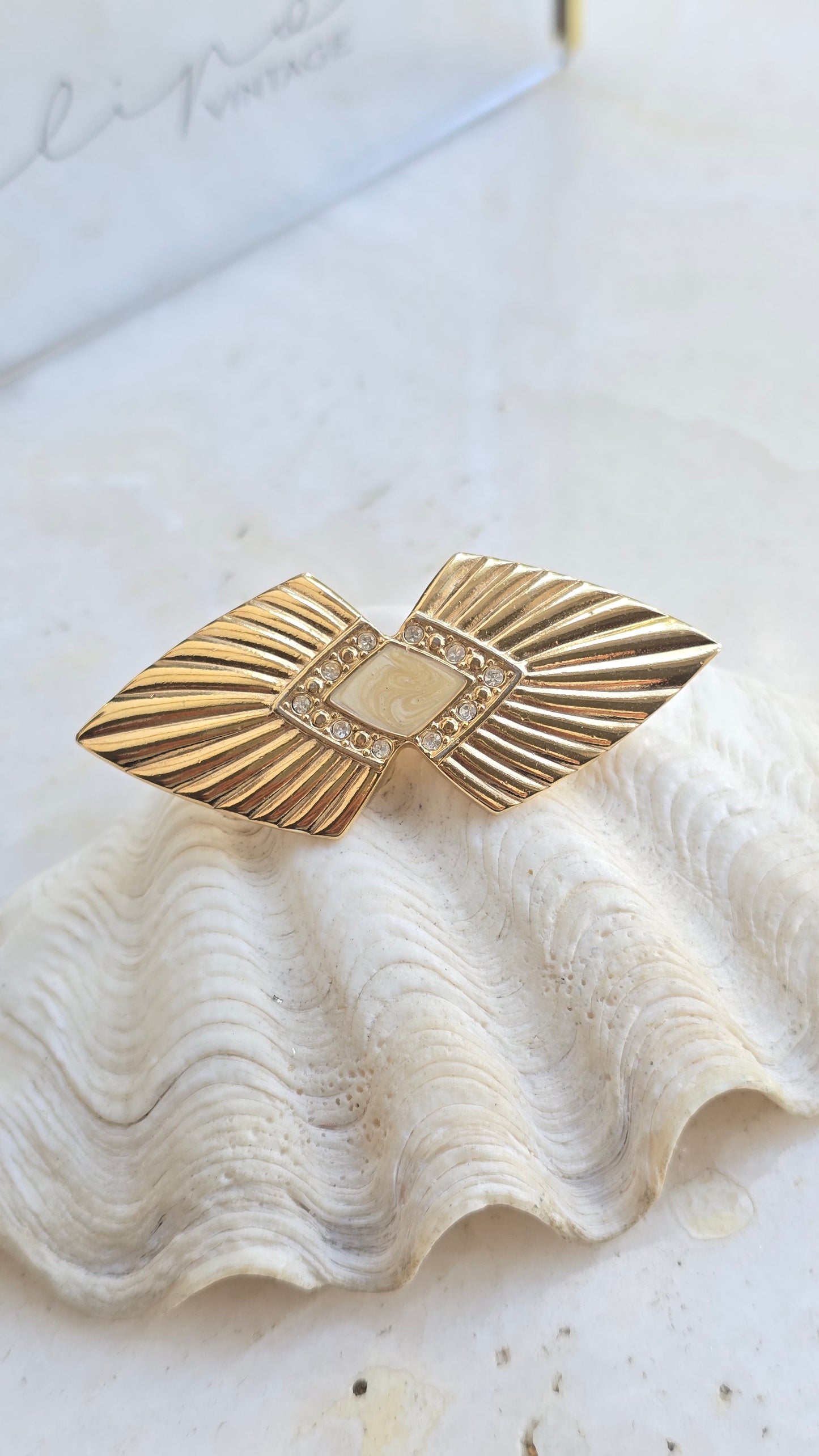 Art deco stiliaus sagė