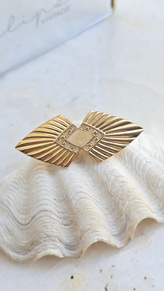 Art deco stiliaus sagė