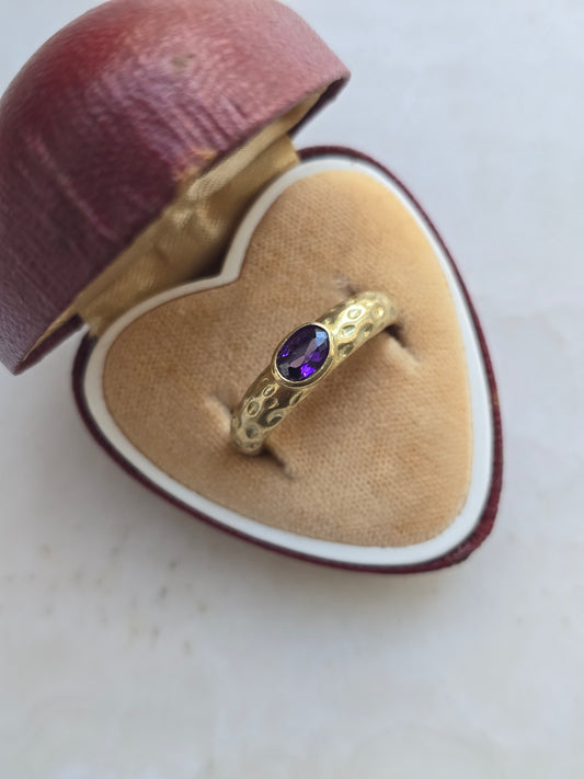 Žalvario spalvos žiedas su violetiniu stiklo kristalu