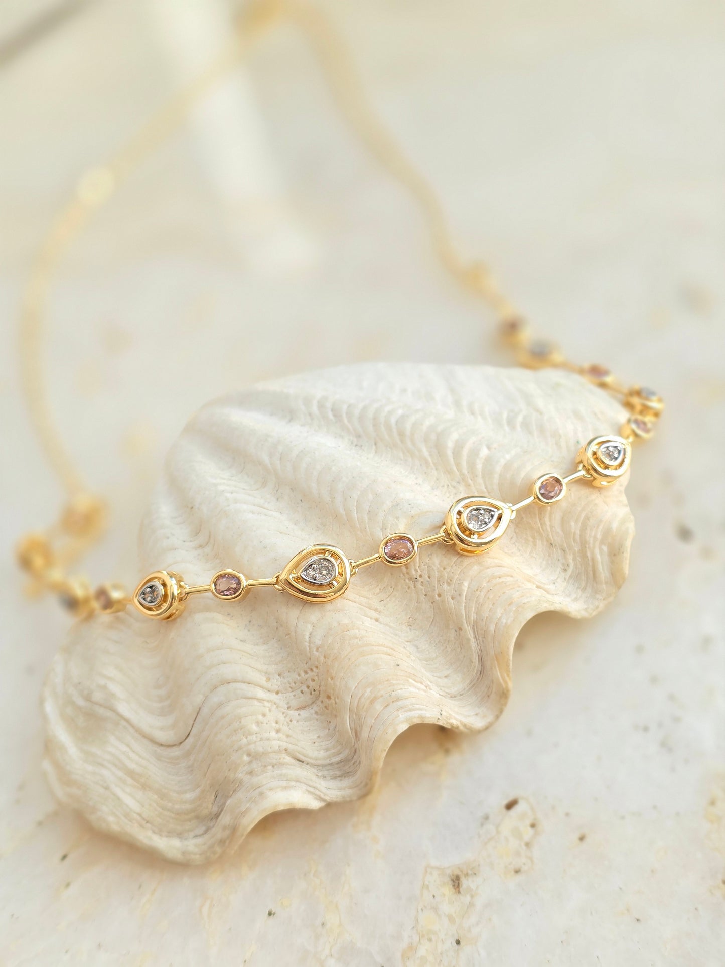 Aukso spalvos kaklo papuošalas su cirkonio kristalais