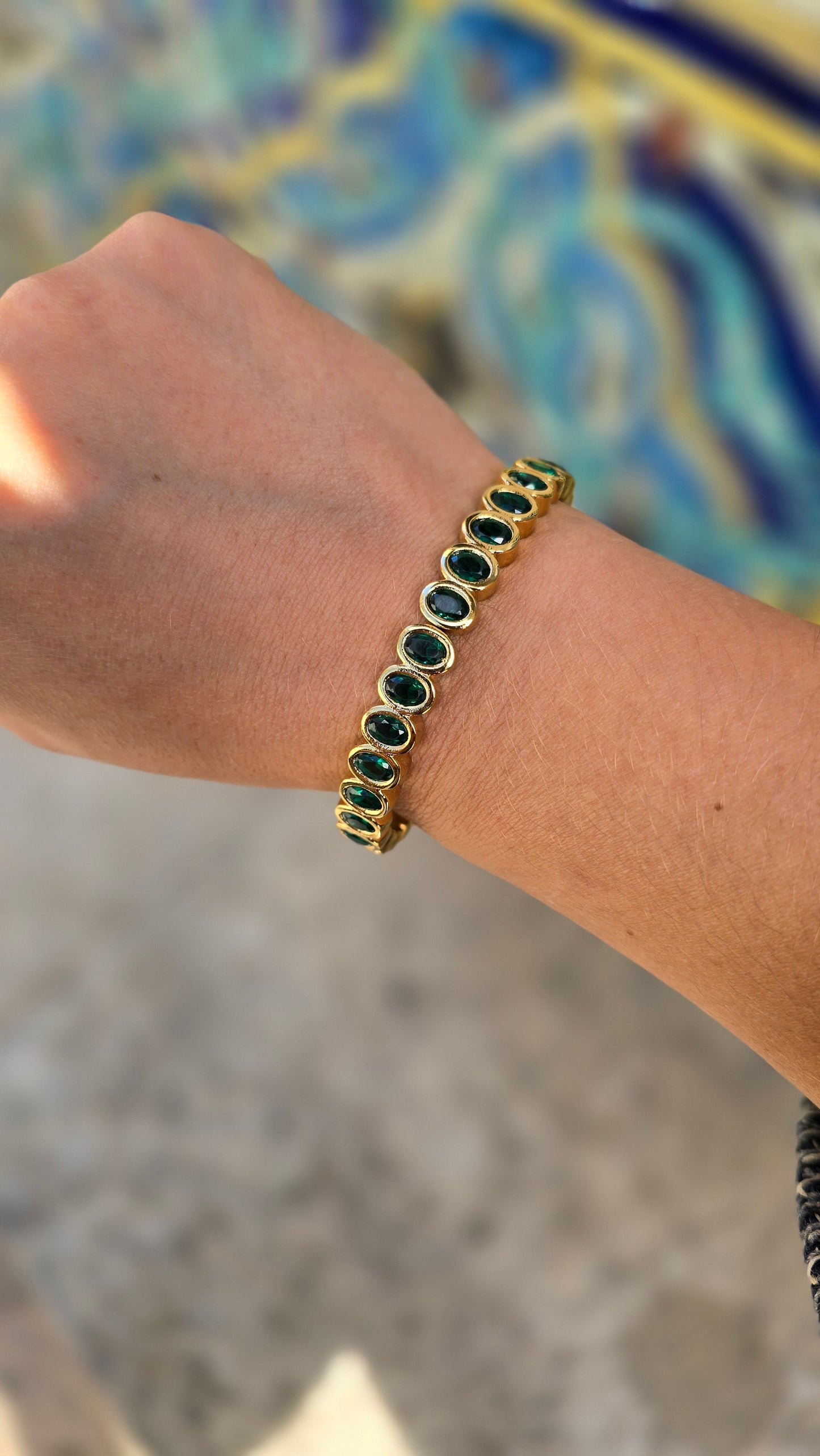 Aukso spalvos apyrankė su stiklo kristalais