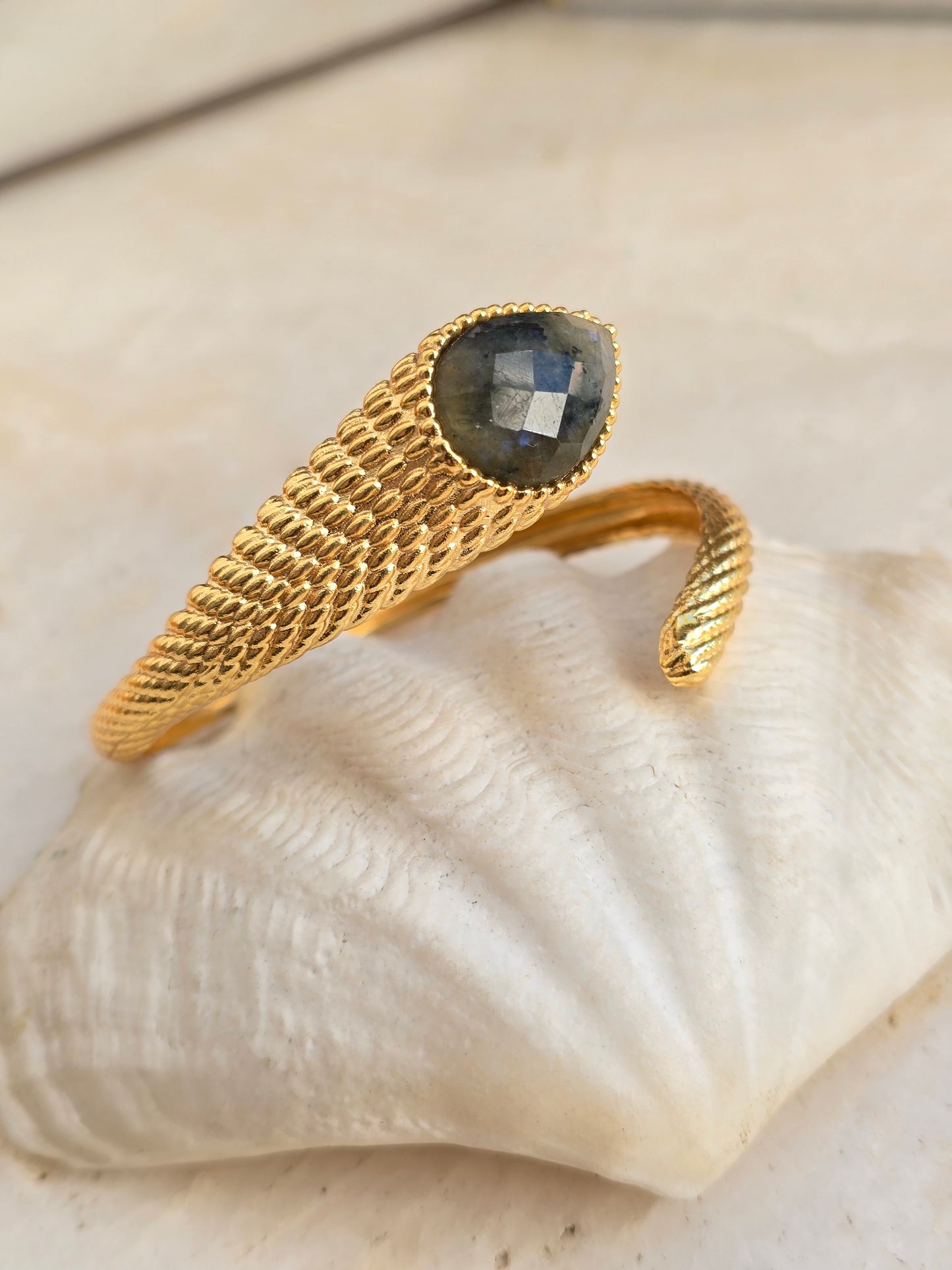 Aukso spalvos apyrankė gyvatė su natūraliais agato,ametisto ir labrodarito akmenukais