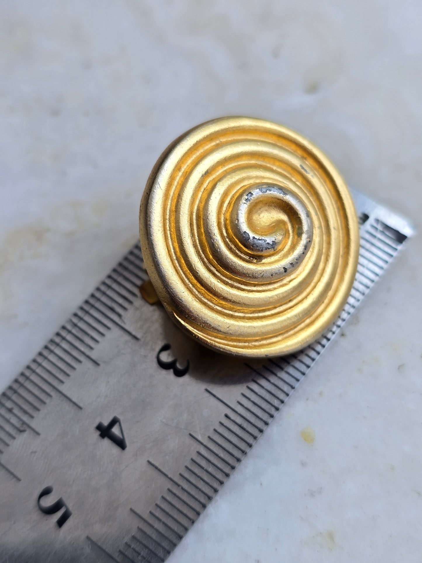 Vintažiniai matinio aukso spalvos klipsai spiralės