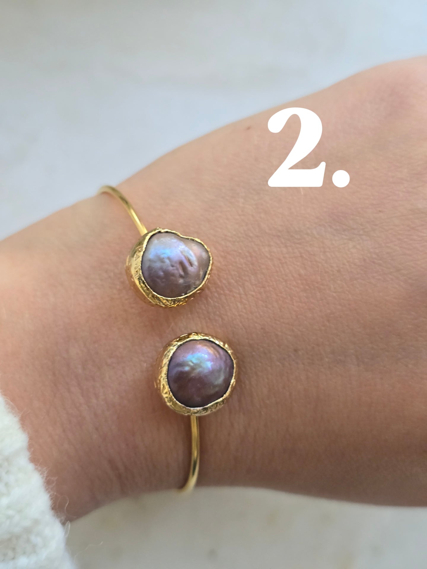 Aukso spalvos apyrankė su natūraliais perlais