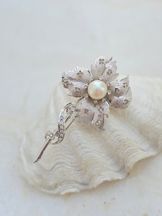 Vintažinė 70tų metų rodžiuota sagė su dirbtiniu perlu