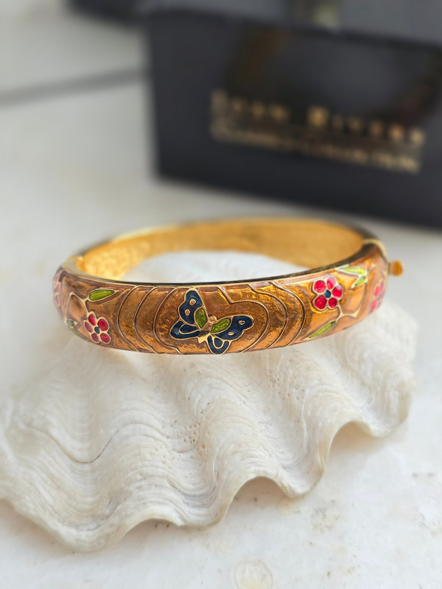 Aukso spalvos JOAN RIVERS apyrankė su emale originalioje dėžutėje