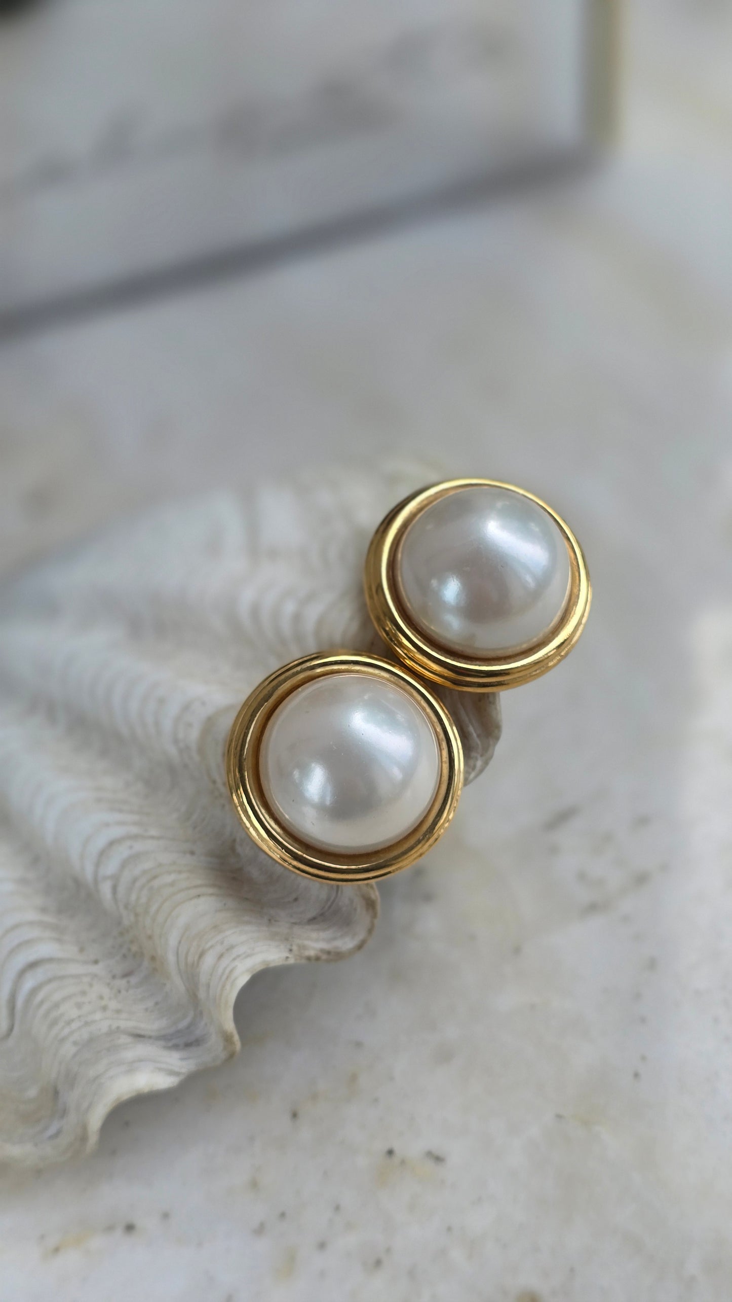 Vintažiniai VOGUE BIJOUX klipsai su stikliniais perlų kabošonais