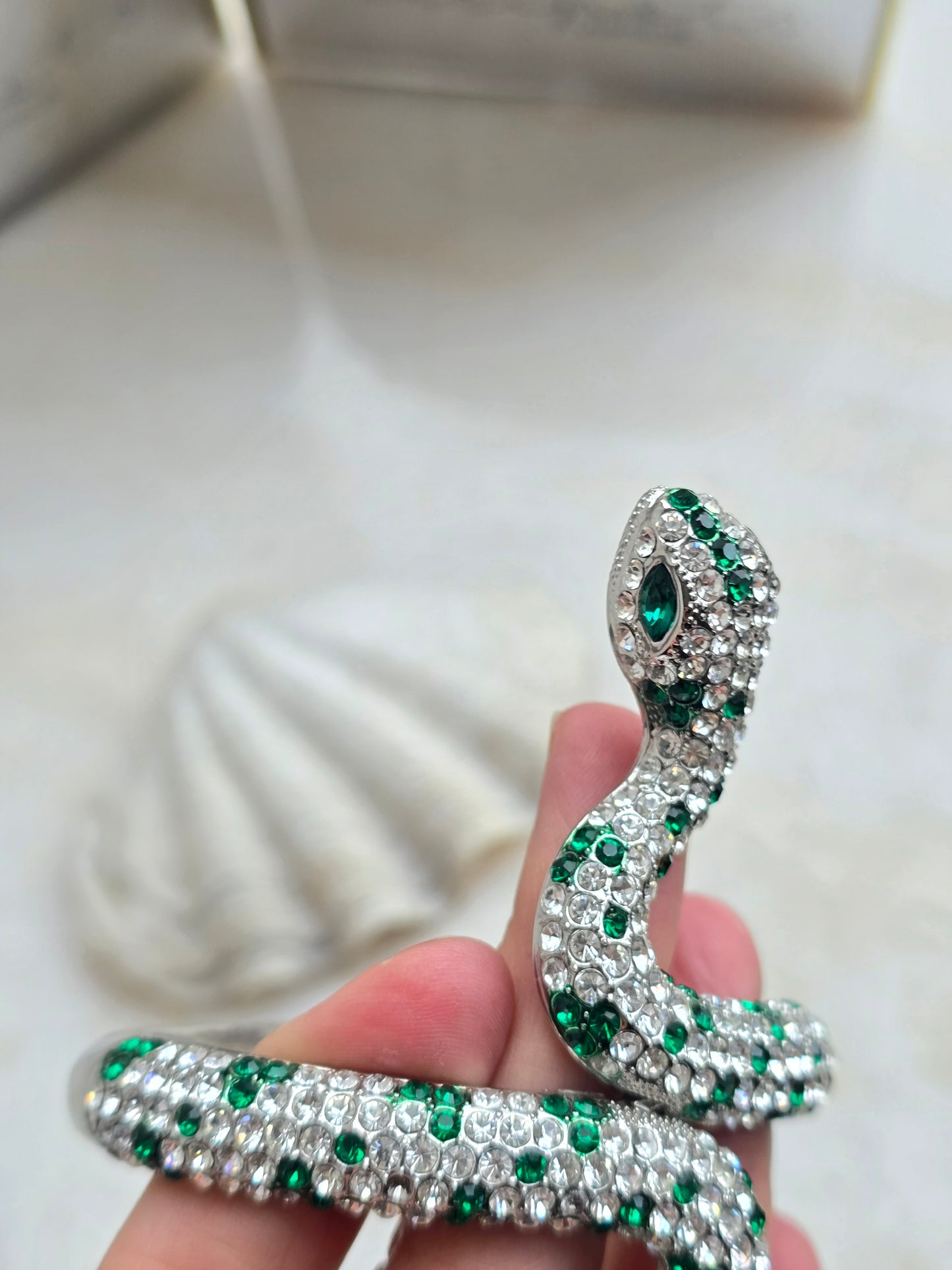 Sidabro spalvos masyvi apyrankė gyvatė su žėrinčiais stiklo kristalais