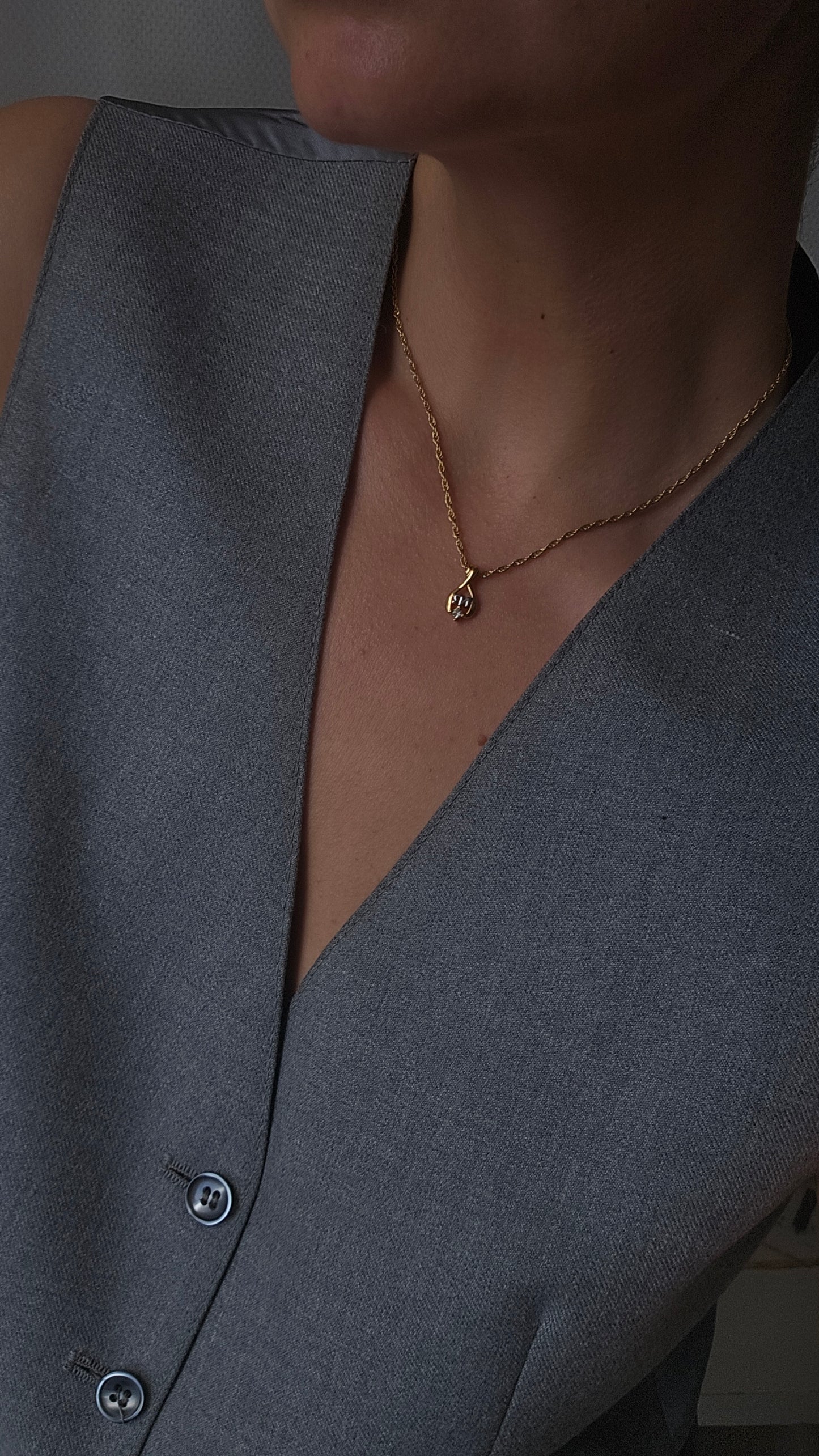 Minimalistinis Nina Ricci kaklo papuošalas