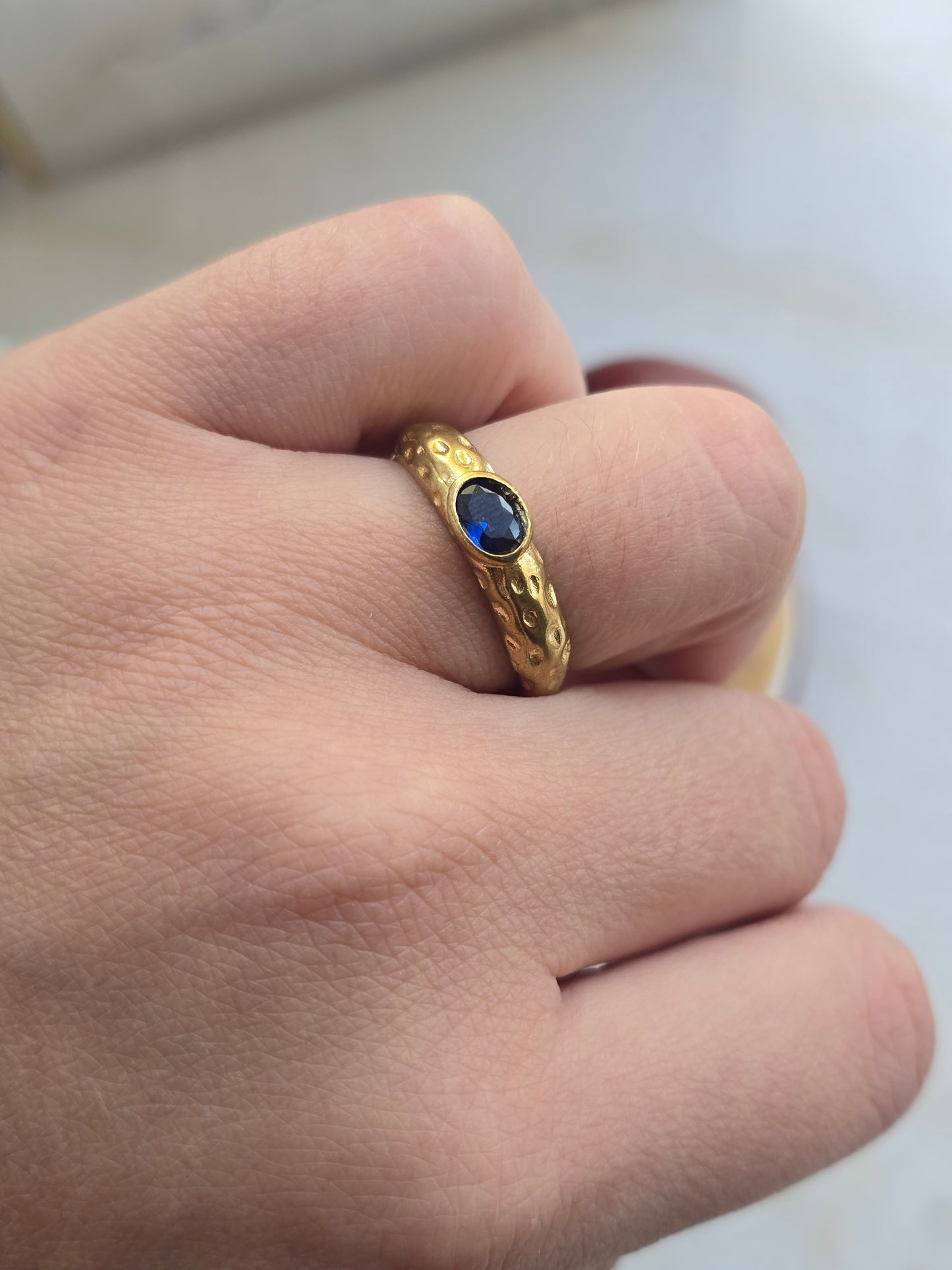 Žalvario spalvos žiedas su tamsiai mėlynu stiklo kristalu