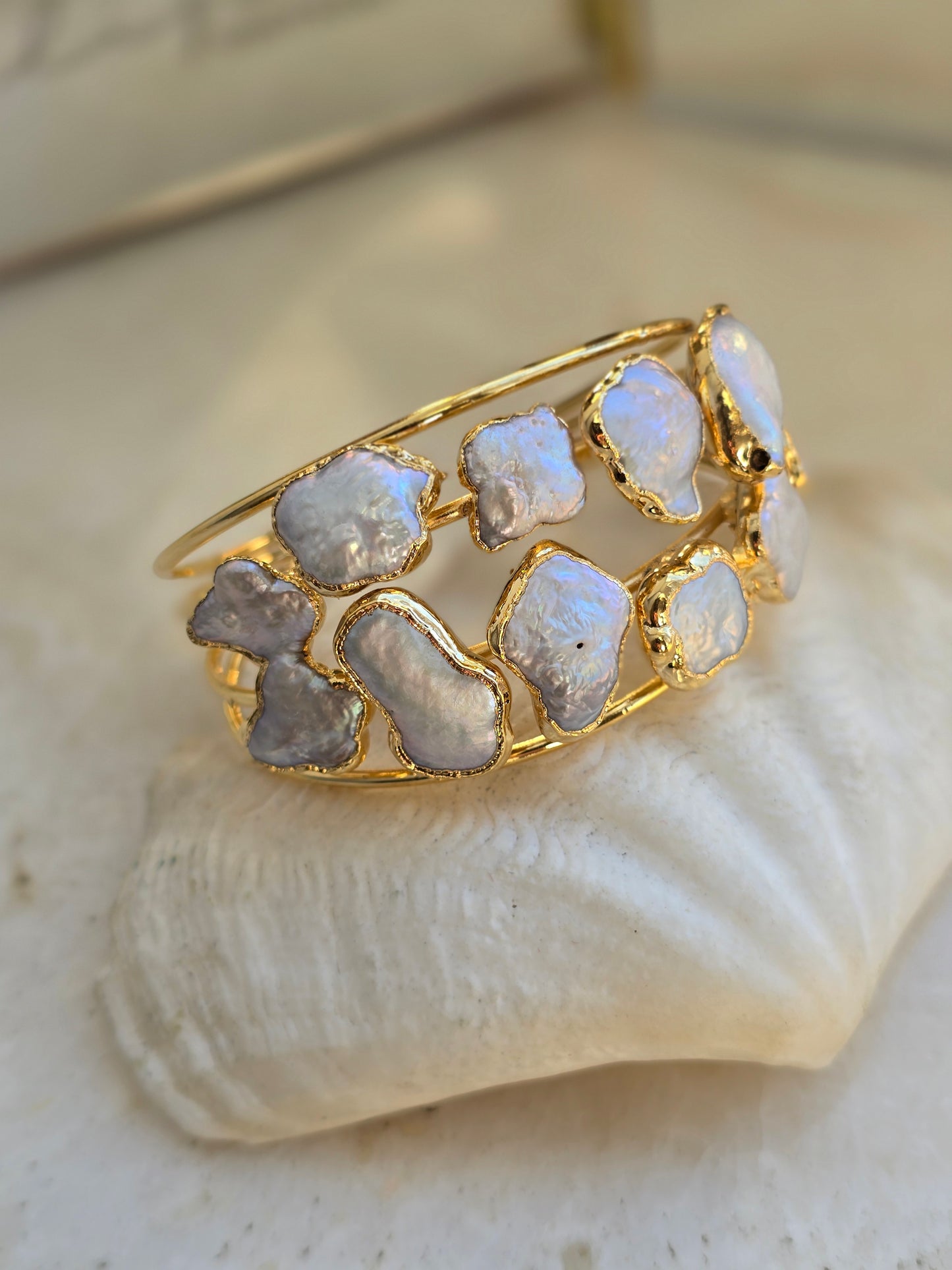 Aukso spalvos apyrankė su natūraliais perlais