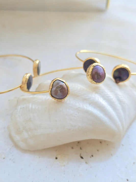 Aukso spalvos apyrankė su natūraliais perlais