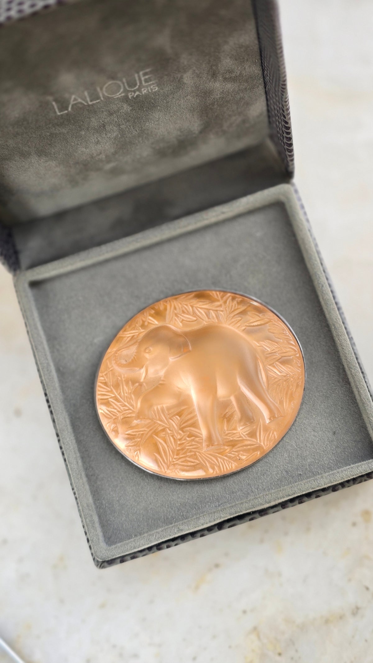 Vintažinė LALIQUE krištolo sagė dramblys originalioje dėžutėje