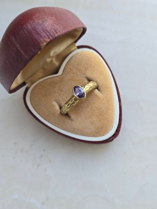 Žalvario spalvos žiedas su violetiniu stiklo kristalu