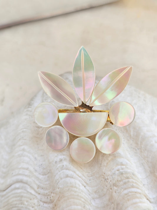 Vintažinė sagė su kriauklės perlamutru