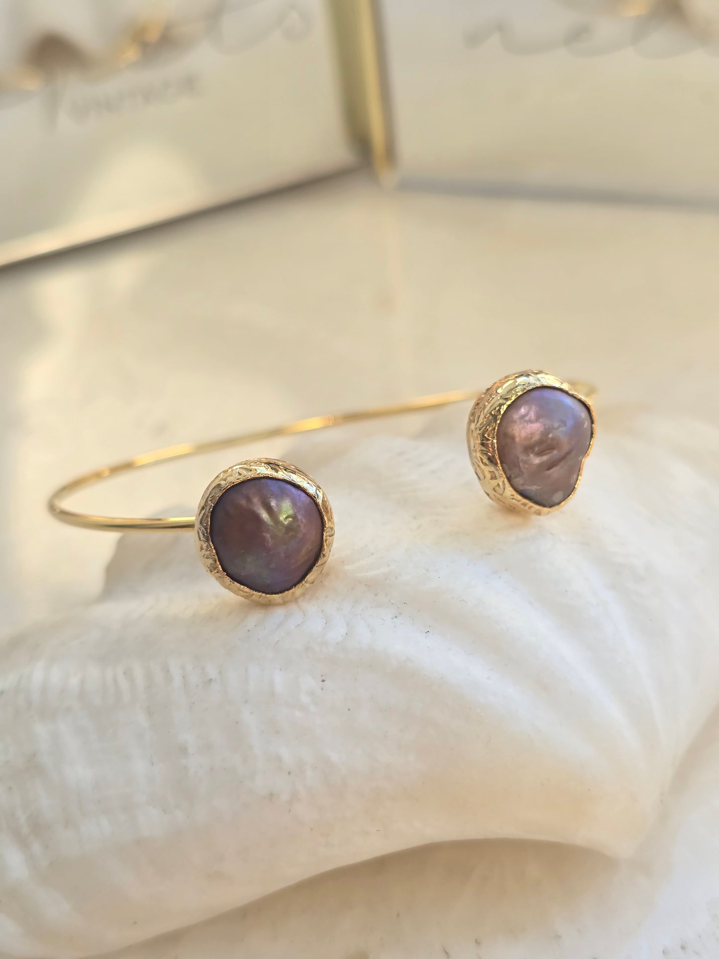 Aukso spalvos apyrankė su natūraliais perlais