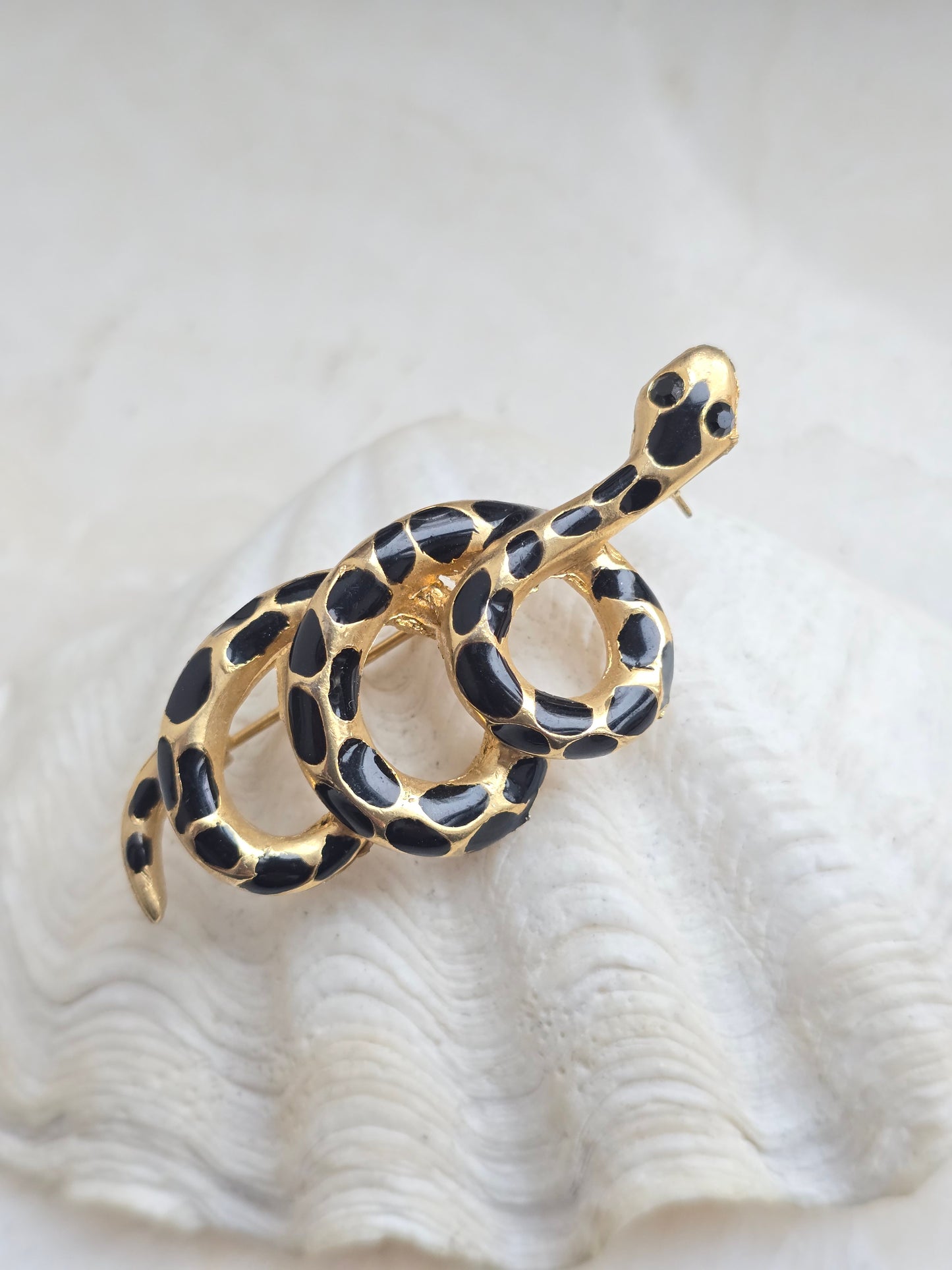 Aukso spalvos sagė su juoda emale gyvatė