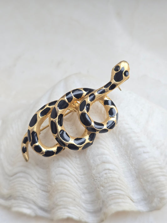 Aukso spalvos sagė su juoda emale gyvatė