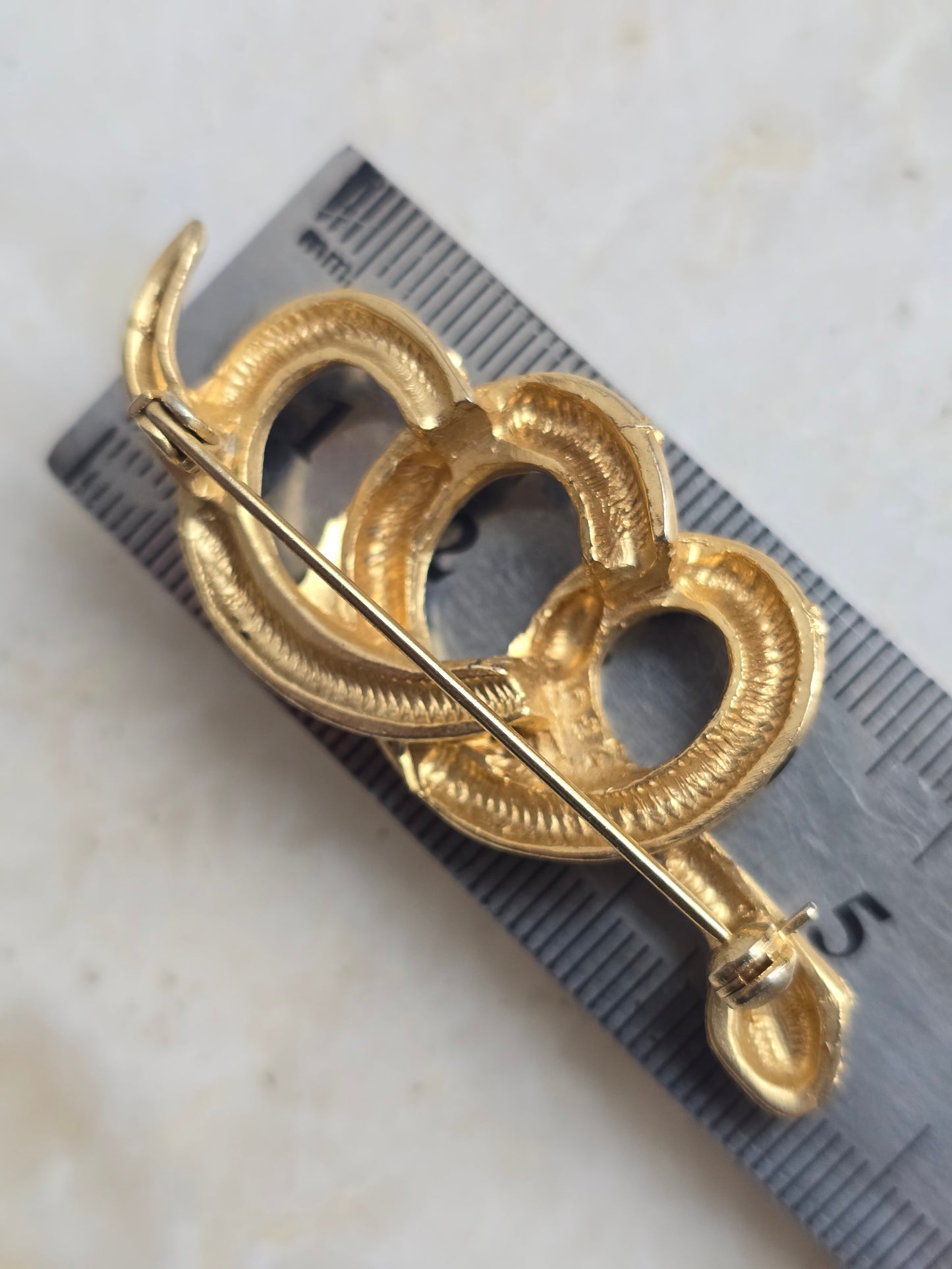 Aukso spalvos sagė su juoda emale gyvatė