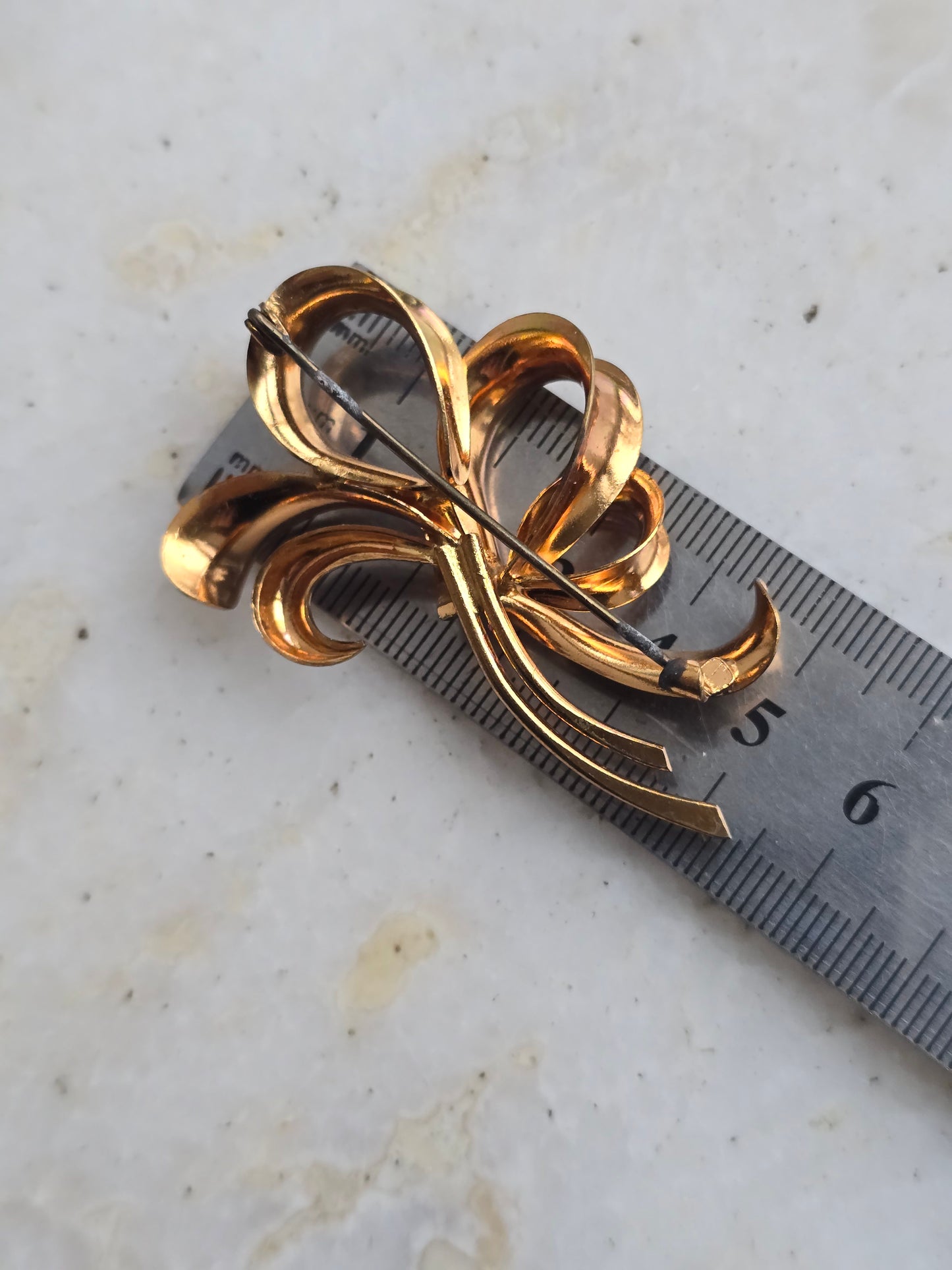 Vintažinė aukso spalvos sagė