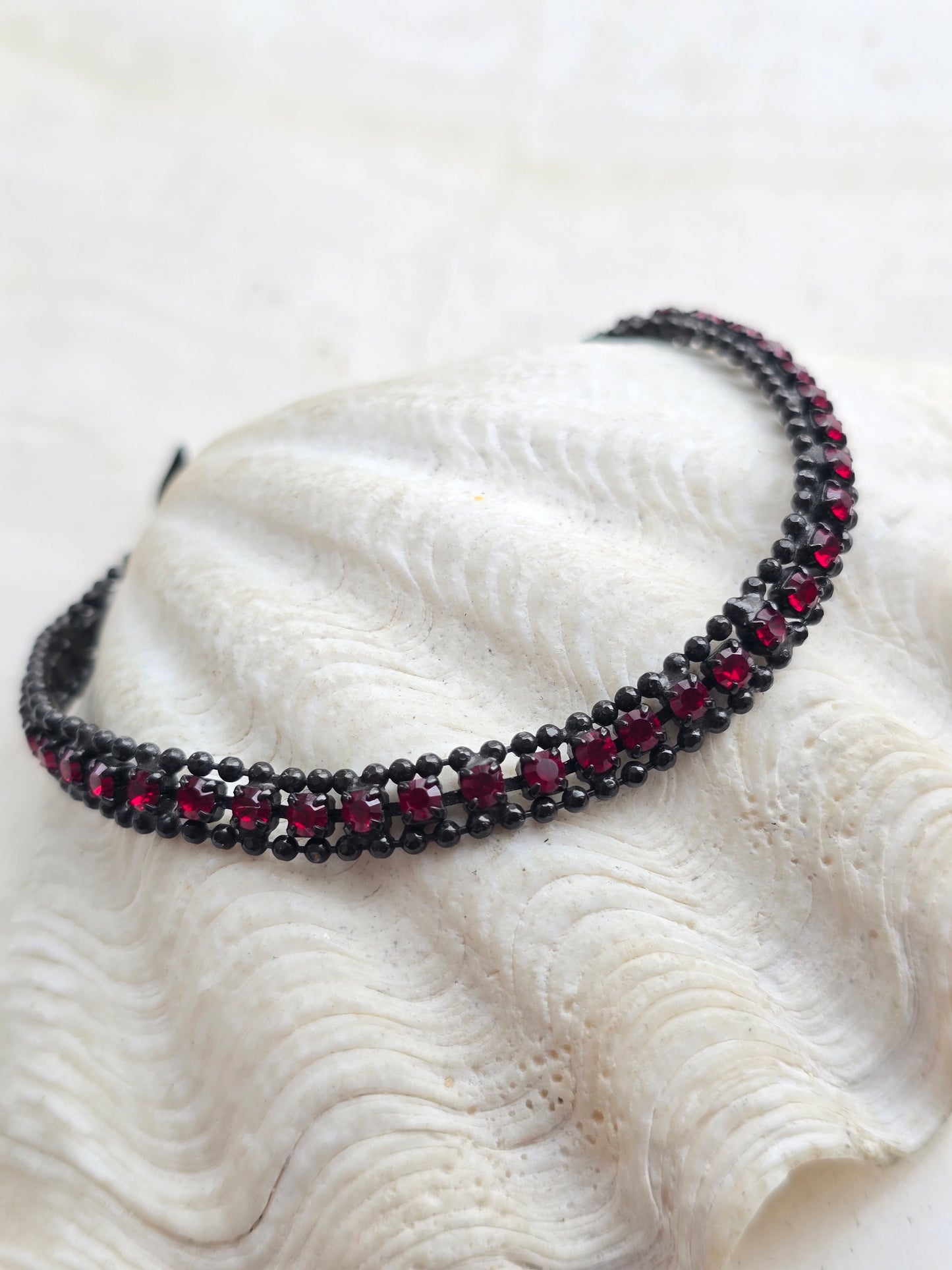 AGATHA PARIS juoda apyrankė su raudonais stiklo kristalais