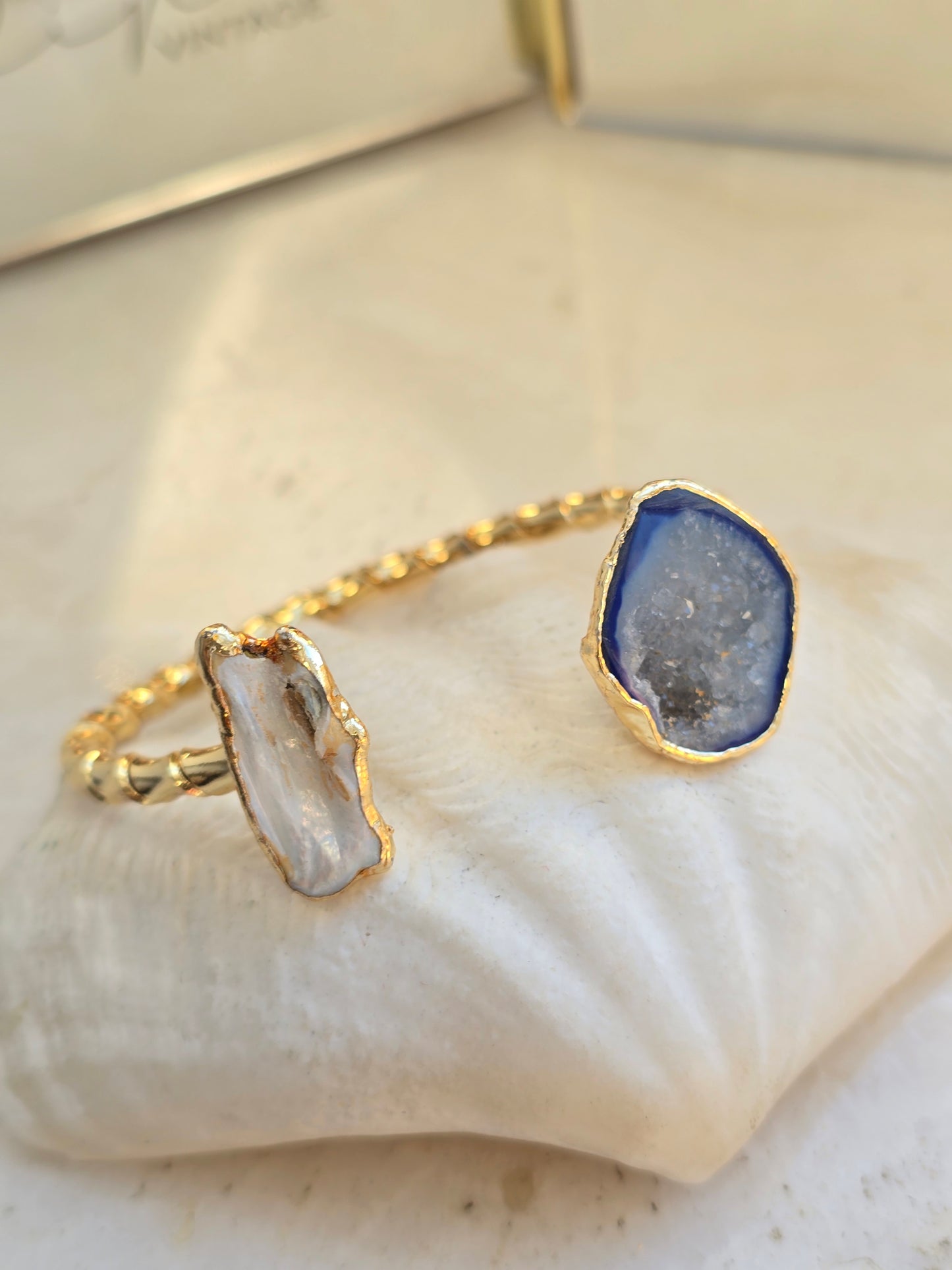 Aukso spalvos sukta apyrankė su natūraliais perlais ir natūraliu druzzy agato akmenuku