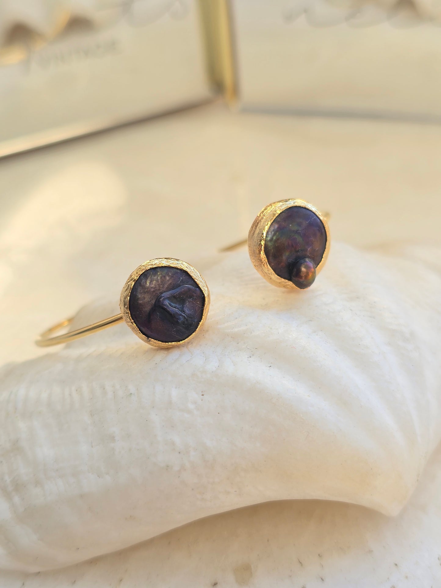 Aukso spalvos apyrankė su natūraliais perlais