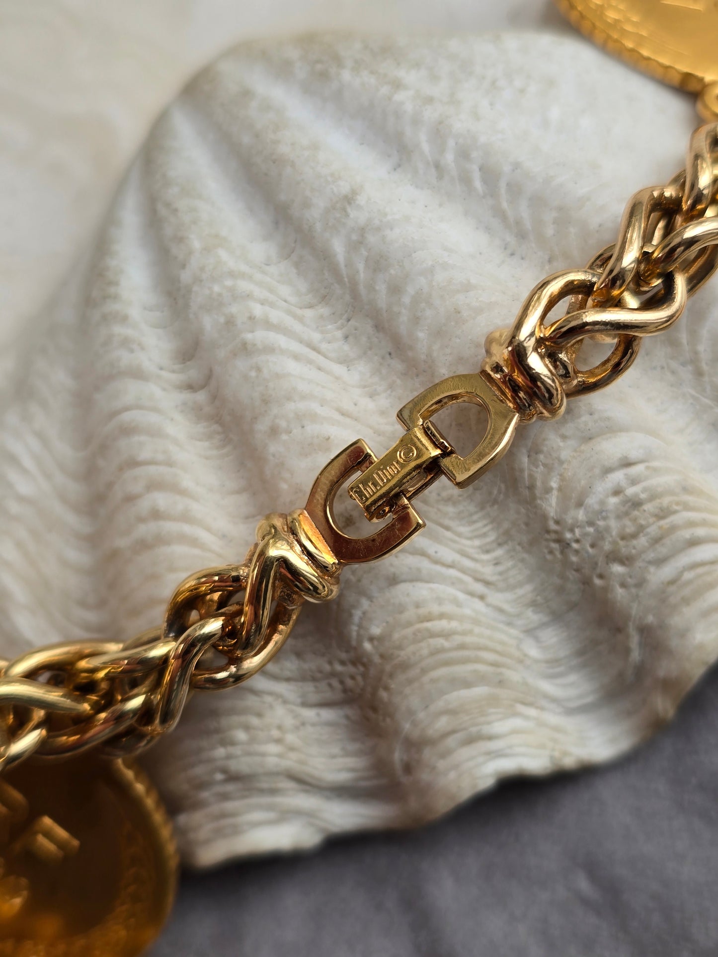 Vintažinis kolekcinis CHRISTIAN DIOR kaklo papuošalas išleistas 1988m. Dior namų 40to jubiliejaus proga