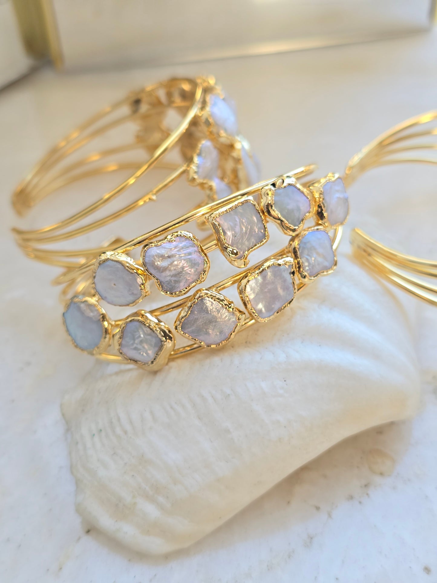 Aukso spalvos apyrankė su natūraliais perlais