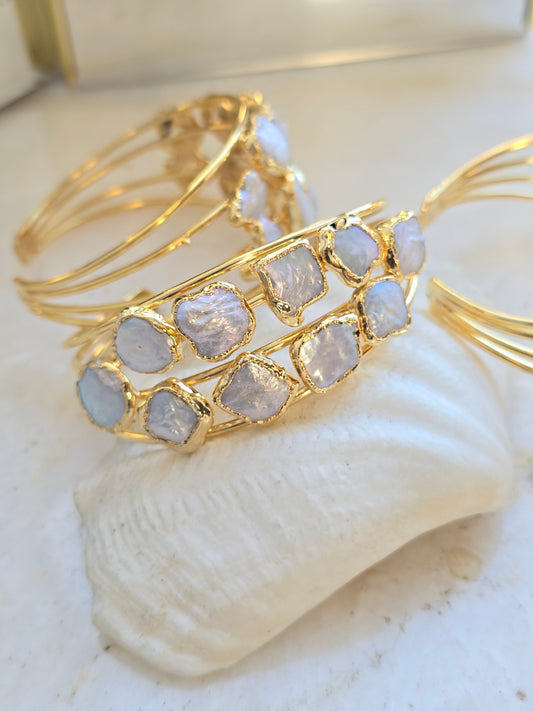 Aukso spalvos apyrankė su natūraliais perlais