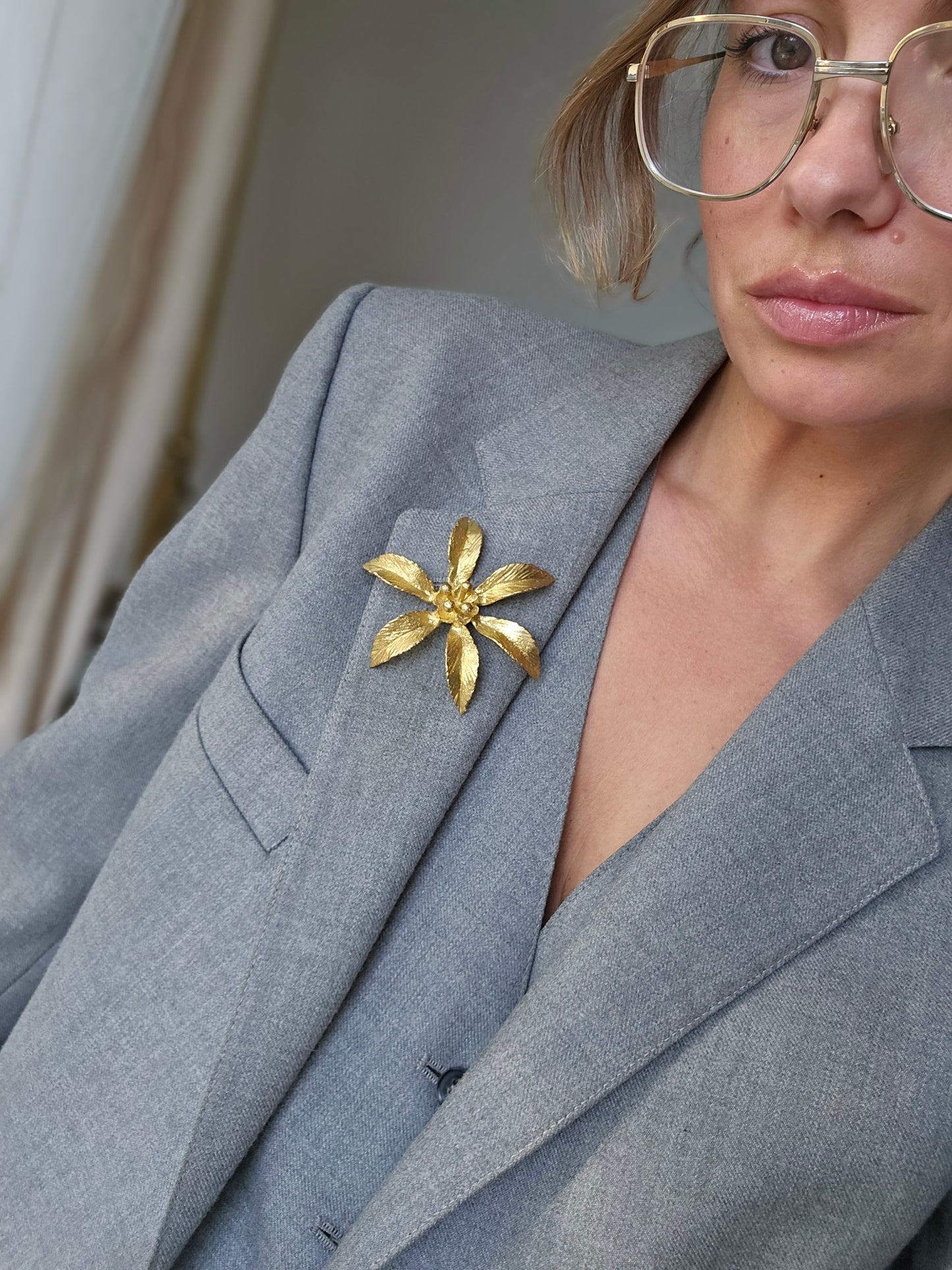 Masyvi žalvario spalvos sagė smeigtukas gėlė