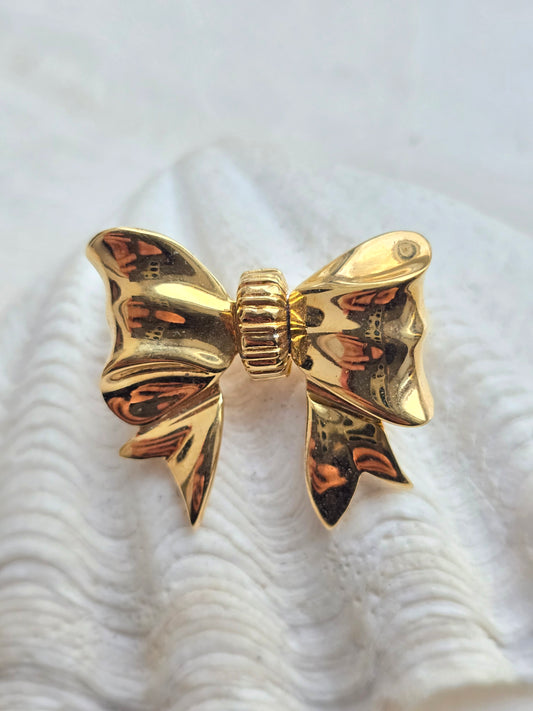 Vintažinė NINA RICCI aukso spalvos sagė bantukas