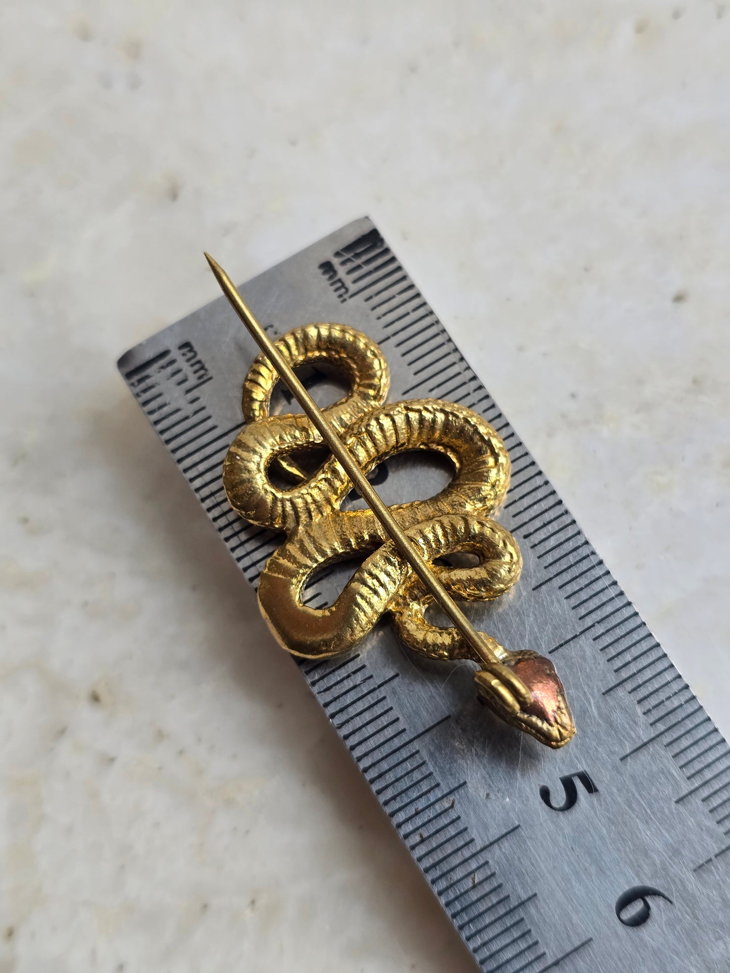 Aukso spalvos sagė smeigtukas gyvatė