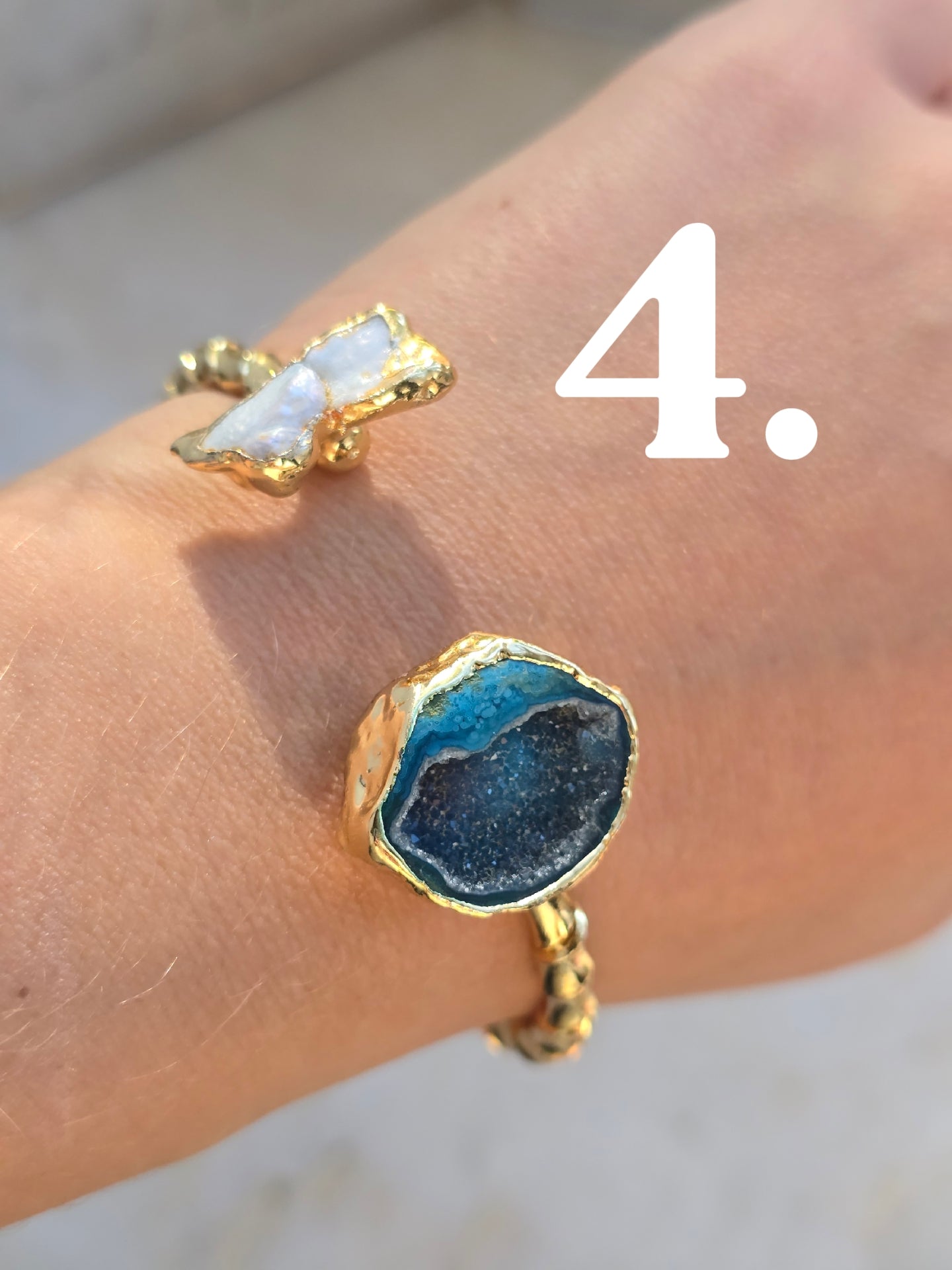 Aukso spalvos sukta apyrankė su natūraliais perlais ir natūraliu druzzy agato akmenuku