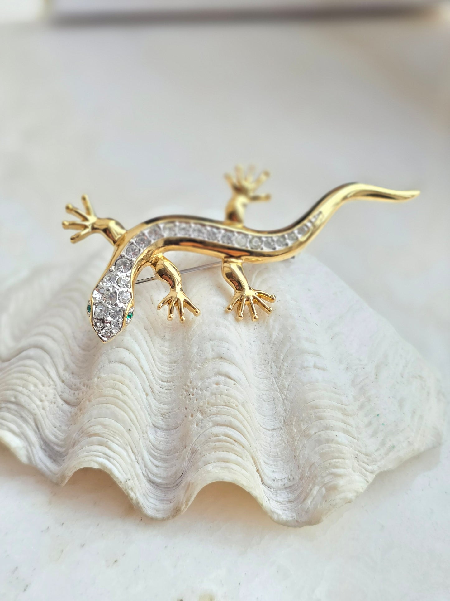 Aukso spalvos sagė driežiukas su kristalais