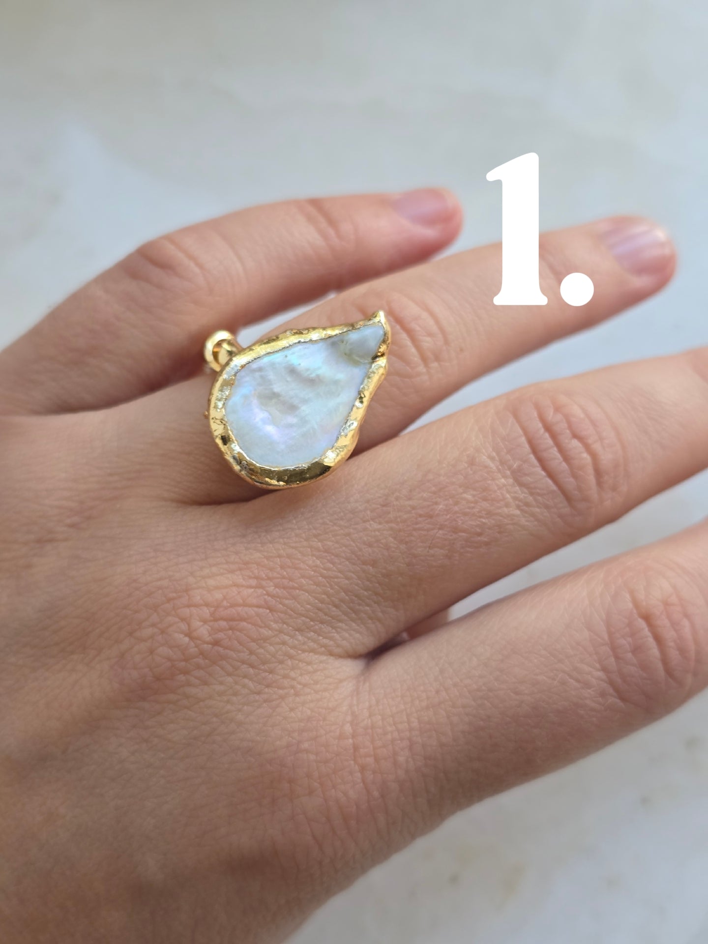 Aukso spalvos suktas žiedas su natūraliu perlu