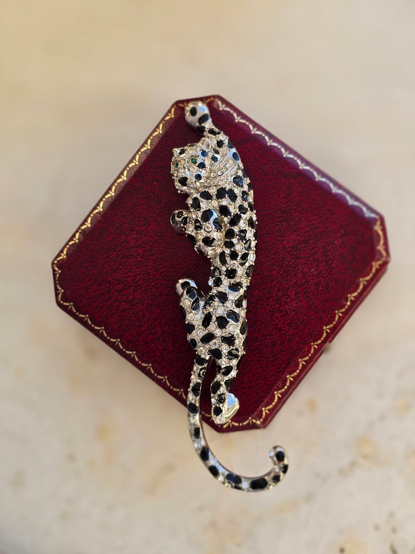Vintažinė sagė leopardas